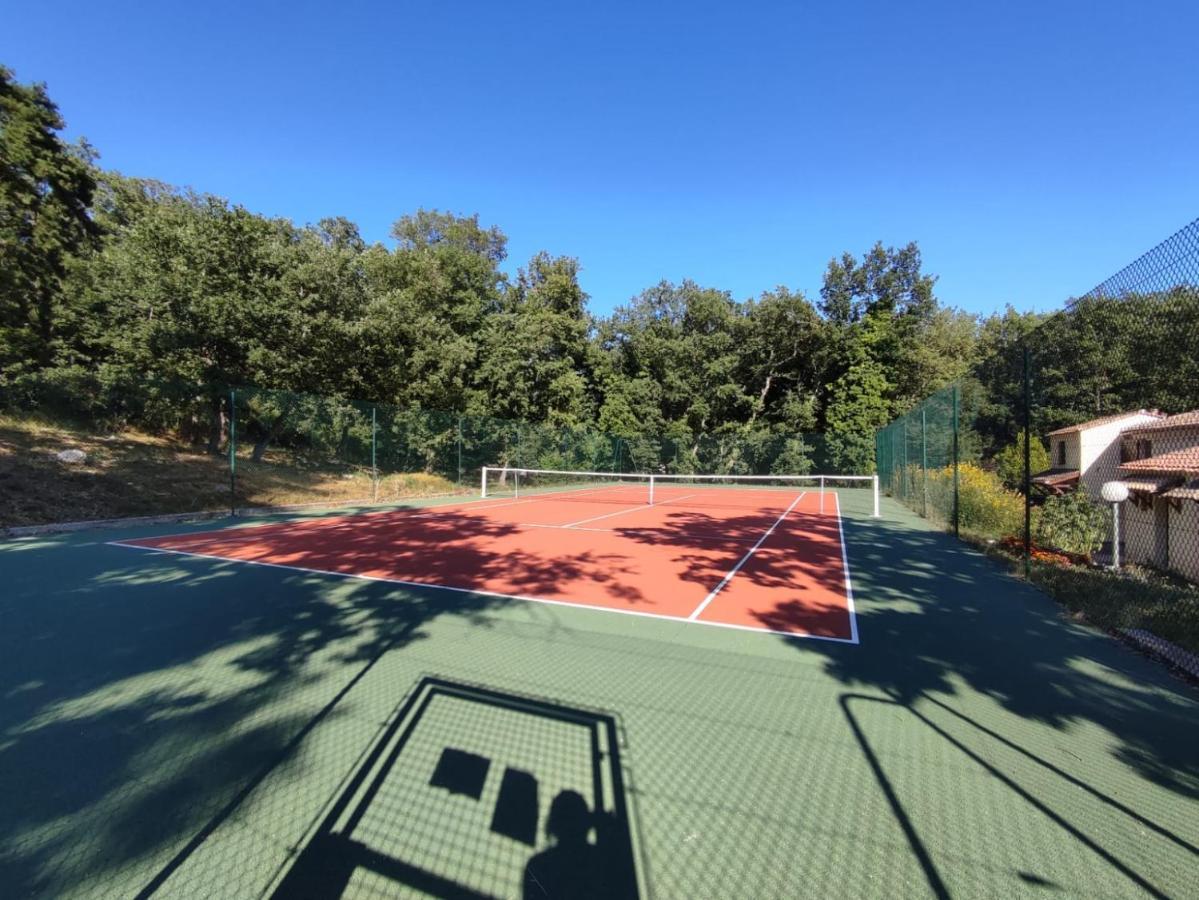 Maisonnette En Residence Avec Piscine Et Tennis サン・ヴァリエ・ド・ティエ エクステリア 写真